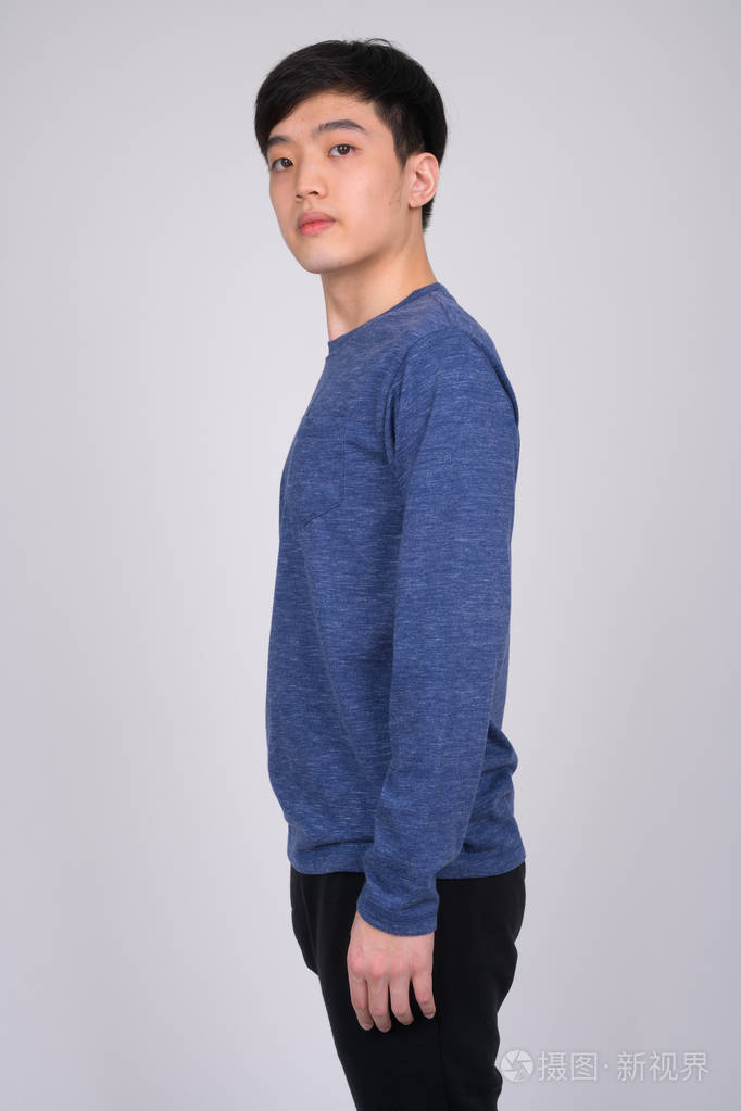 亚洲青年男子白背景摄影棚照片-正版商用图片15okgg-摄图新视界