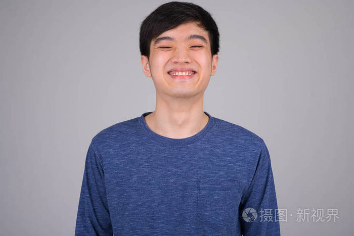 面对年轻快乐的亚洲男人笑着笑着