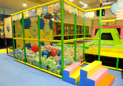 现代儿童游乐场室内有许多五颜六色的玩具和障碍
