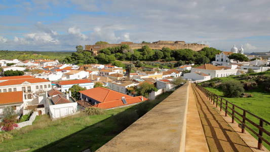 卡斯特罗马里姆村的总体景观，城堡和教堂的背景是葡萄牙卡斯特罗马里姆阿尔加维