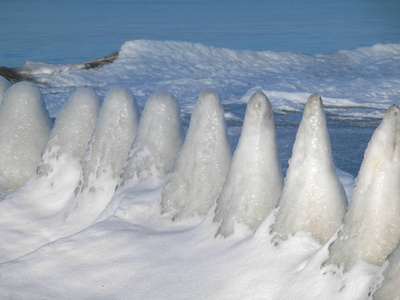海上冻结的防波堤
