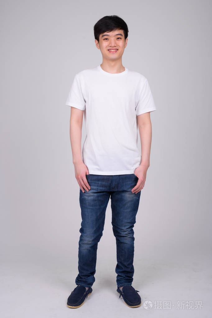 全身拍摄年轻快乐的亚洲男子站在和微笑照片-正版商用图片15omc8-摄图