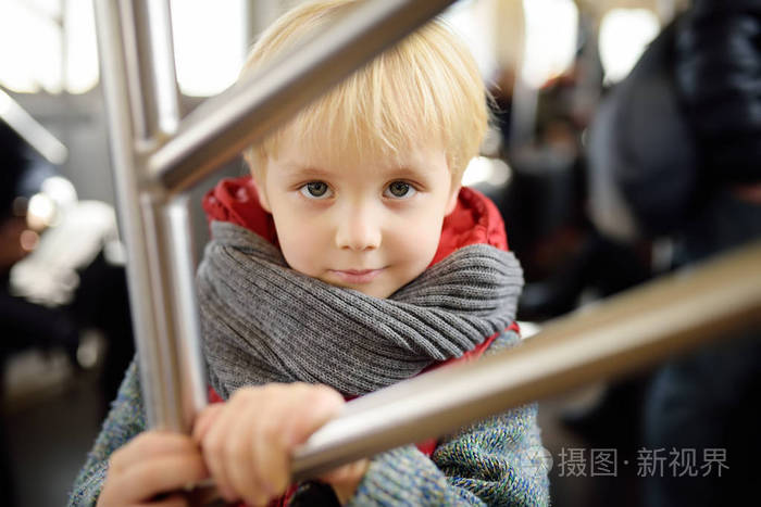 纽约地铁里的小男孩。 带孩子的家庭旅行。