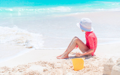 可爱的小女孩，在热带度假期间玩沙滩玩具