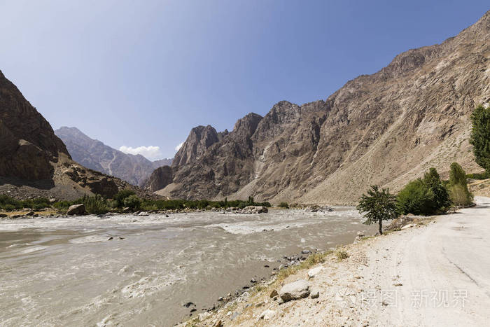 瓦汉河谷边境河潘吉河与塔吉克斯坦右阿富汗左