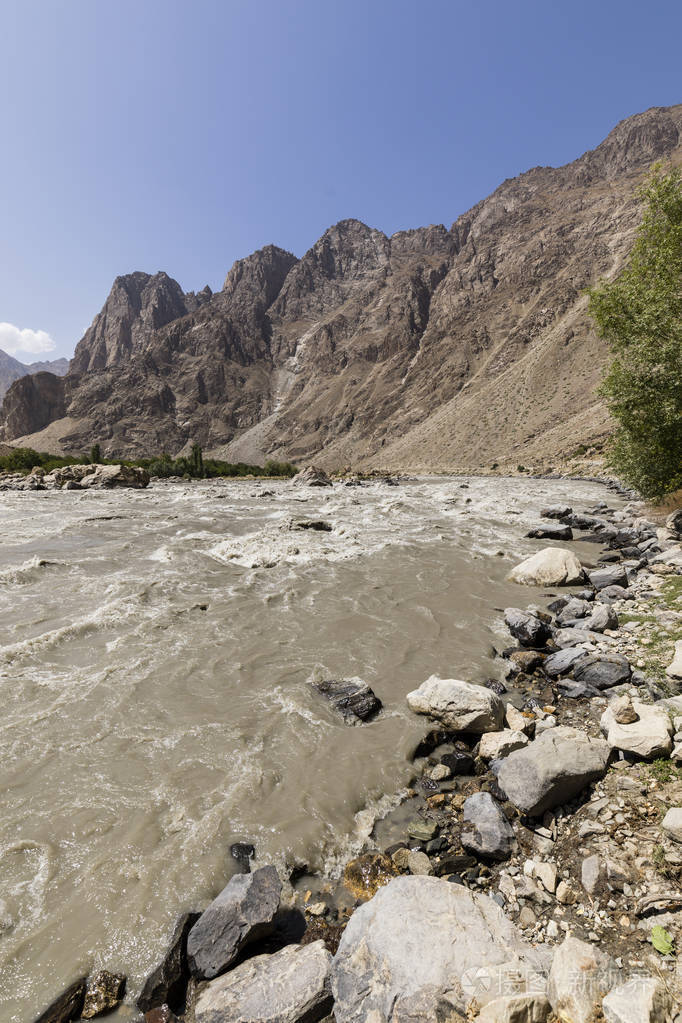 瓦汉河谷边境河潘吉河与塔吉克斯坦右阿富汗左