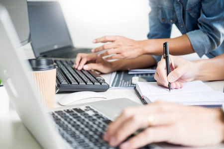 亚洲团队外包开发人员寻找屏幕编程代码,工作与笔记本电脑软件照片