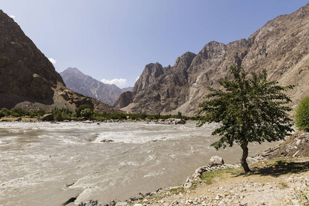 瓦汉河谷边境河潘吉河与塔吉克斯坦右阿富汗左