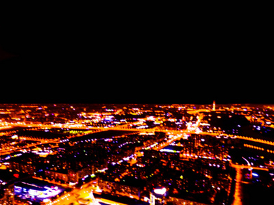 一个大城市的抽象模糊背景空中夜景。 城市景观全景在晚上。 夜间用汽车模糊地俯瞰摩天大楼和道路。 从上面模糊顶部视图。 布克光