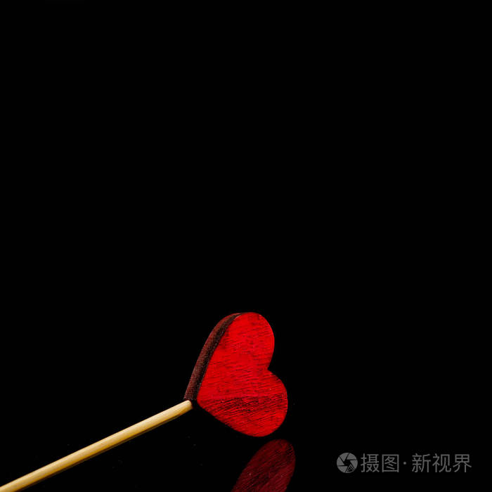 自制的心在黑色的背景上情人节的概念