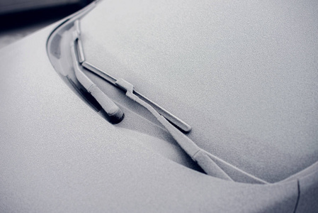 寒冷的冬天的早晨，一辆冰冻的汽车的侧面