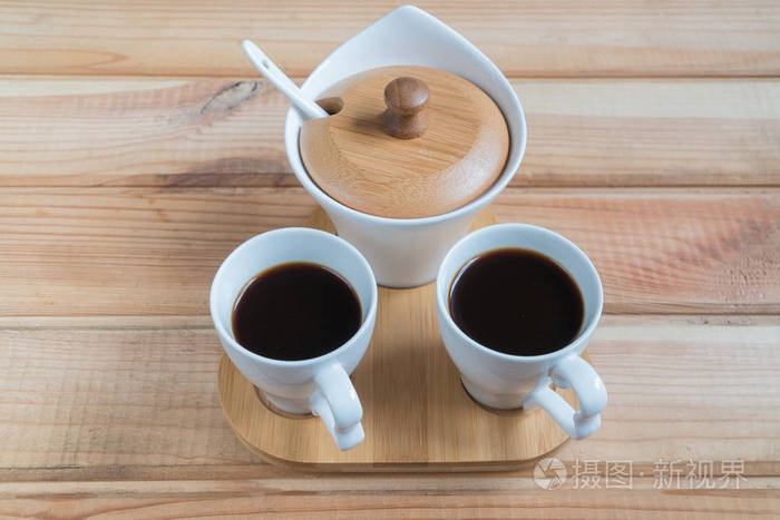 咖啡。在木桌上放两杯咖啡