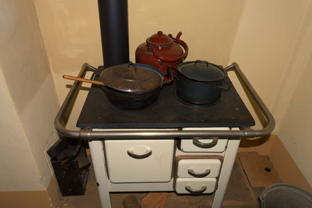 老式的厨房炉子,在乡村的厨房小屋里放有水壶的烤箱.照片