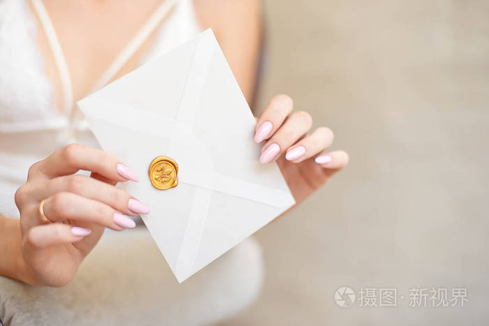 穿着蕾丝内衣的女人拿着请柬照片-正版商用图片15owad-摄图新视界