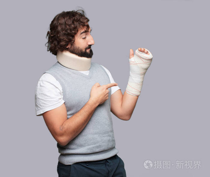 年轻人骨头断了事故概念的伤害和受害者