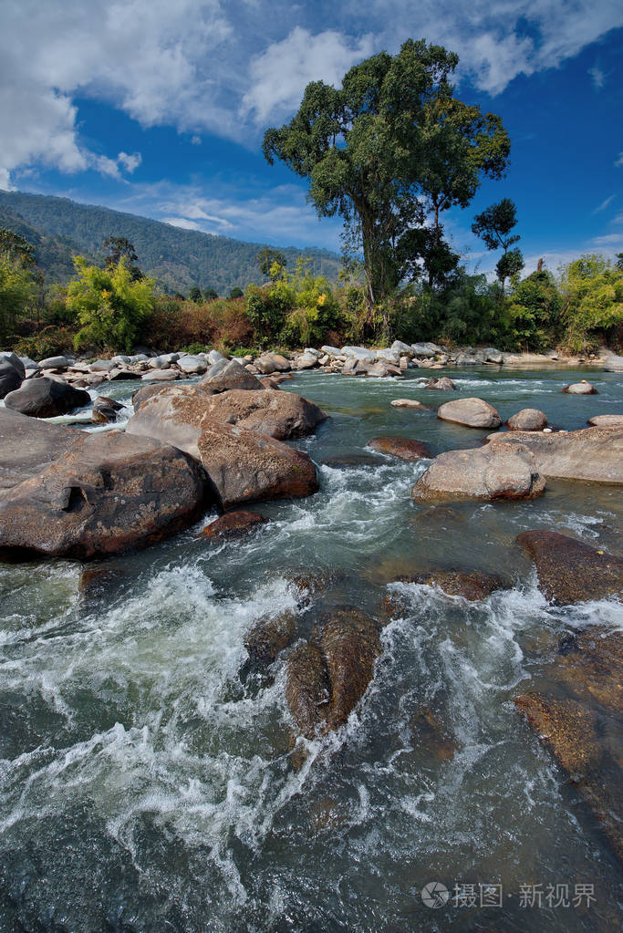 印度阿鲁纳恰尔邦辛根河雅鲁藏布江的右支流喜马拉雅山南部动荡的河流