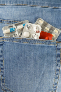 牛仔裤口袋里有许多不同的药泡