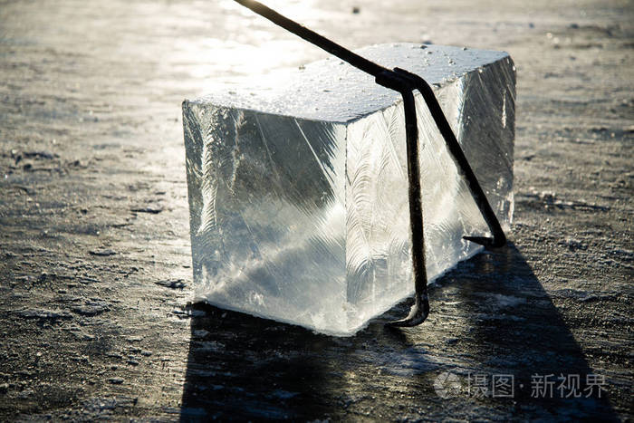 工人在大量的天然河流冰钩上挖掘大量的天然河流冰钩,收获河流冰