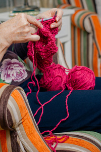 妇女之手编织羊毛衫图片