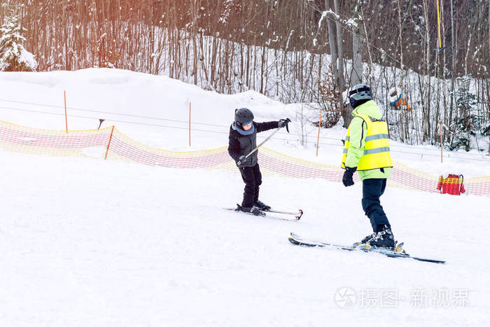 学习一个男孩滑雪。 喀尔巴阡山脉。