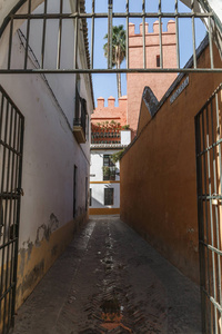 西班牙塞维利亚市典型的狭窄街道的景色
