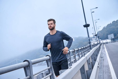 男子的后视镜在户外运动时慢跑运动服装帅气性感的男性健美运动员人