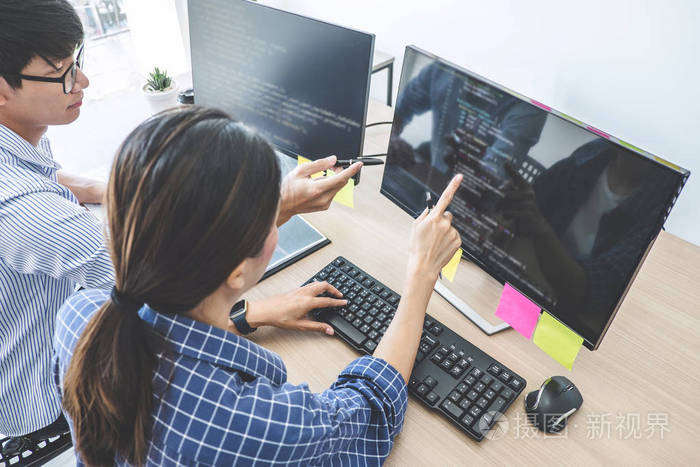 两名专业程序员合作开发编程和网站,在一个软件开发公司办公室写代码