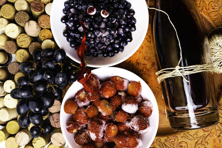 草莓蓝莓葡萄在葡萄酒软木塞红葡萄酒与成熟抗氧化剂白藜芦醇黄酮类化合物丰富的食物