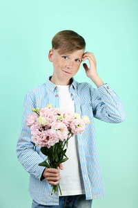 美丽的小男孩带着薄荷背景的花朵
