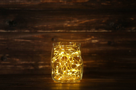 棕色背景玻璃罐中的花环灯