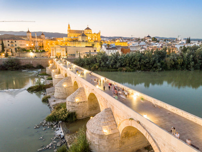 著名罗马桥和西班牙Cordoba Andalusia清真寺大教堂的鸟瞰图