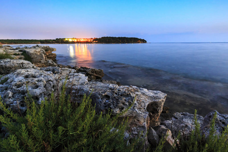 亚得里亚海沿岸带岩石的海滩上五彩缤纷的日落