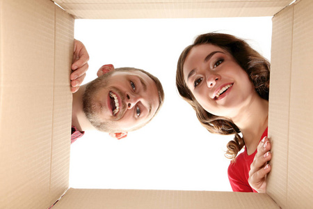 年轻的男人和女人看着盒子里