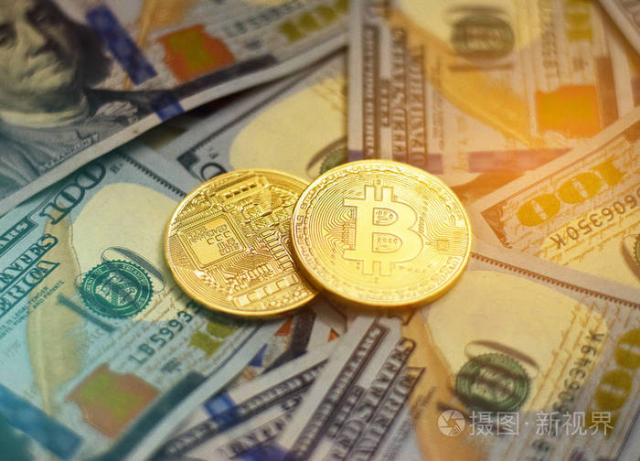 黄金金属比特币硬币和钞票. 加密货币交换概念.