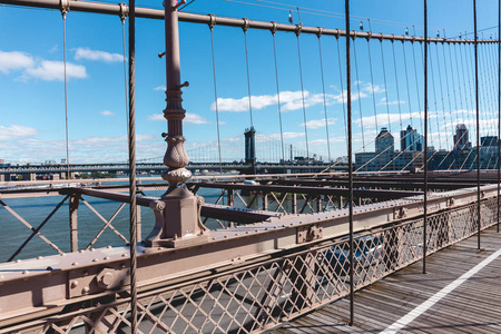 布鲁克林大桥蓝天曼哈顿背景纽约美国