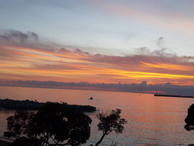 春天和一些人在热那瓦海上的一个令人惊奇的日落