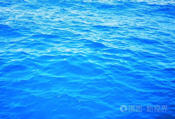 蓝色的海水表面有波浪