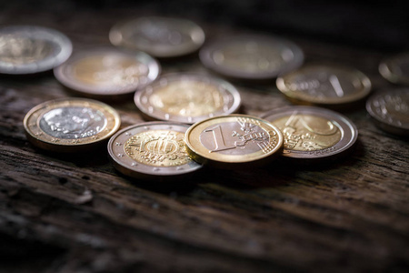 木制桌子上的欧元硬币