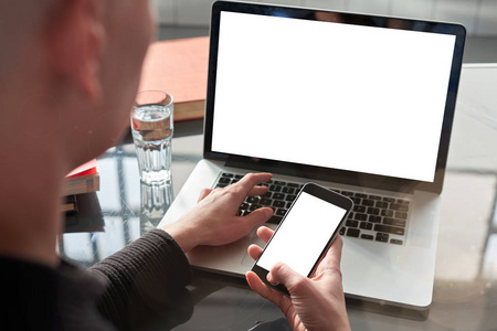 手在笔记本键盘上打字.年轻人的概念工作移动设备.空间设计布局.照片