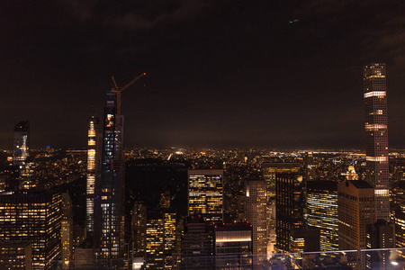美国纽约的建筑物和夜间城市灯光的鸟瞰图