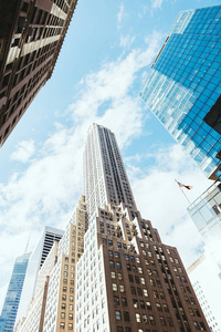 美国纽约摩天大楼和多云天空的低角度视图