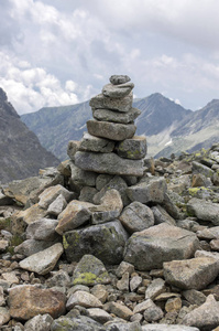 石凯恩斯在塔特拉山，斯洛伐克，和谐和平衡在莱西山。