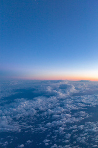 蓝色多云的天空和阳光作为背景