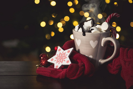 在圣诞树前的热巧克力与棉花糖