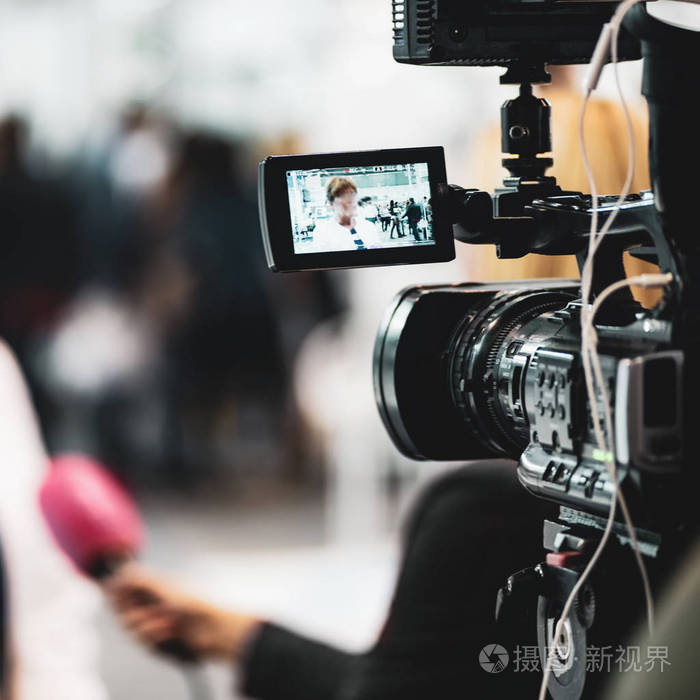 摄影师在媒体记者招待会上录制采访. 直播流媒体概念.