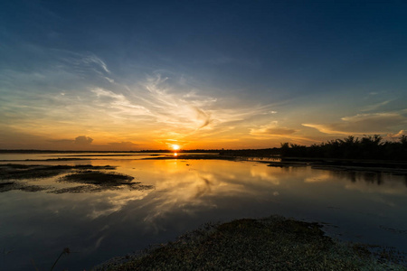 日落湖，宁静的风景，屹立的水