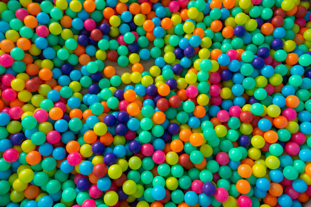 五颜六色的塑料球，供孩子们在操场上玩。