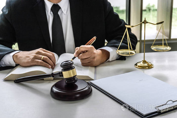 法律,律师和司法概念,男性律师或公证人在工作场所办公室工作的重要