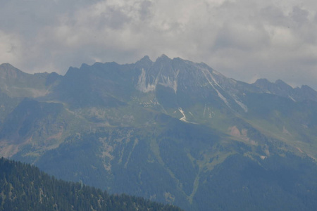 意大利南部的山顶岩石全景山景云天森林树