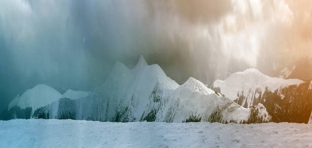 喀尔巴阡山脉的冬季山景，有戏剧性的云。